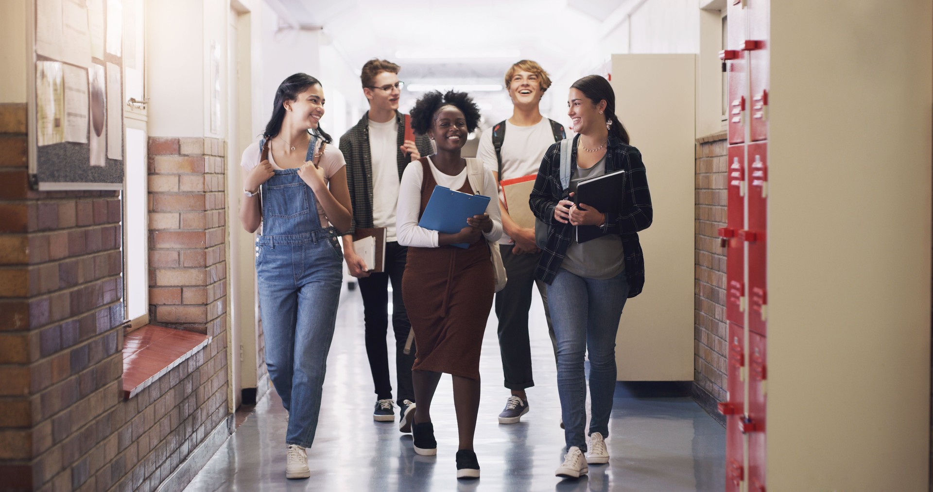 Foto de un grupo de adolescentes caminando por el pasillo de la escuela secundaria